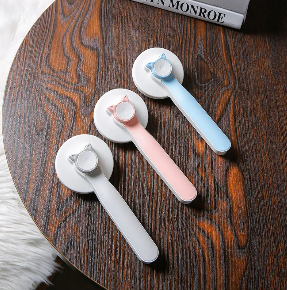 Selbstreinigende Katzenbürste